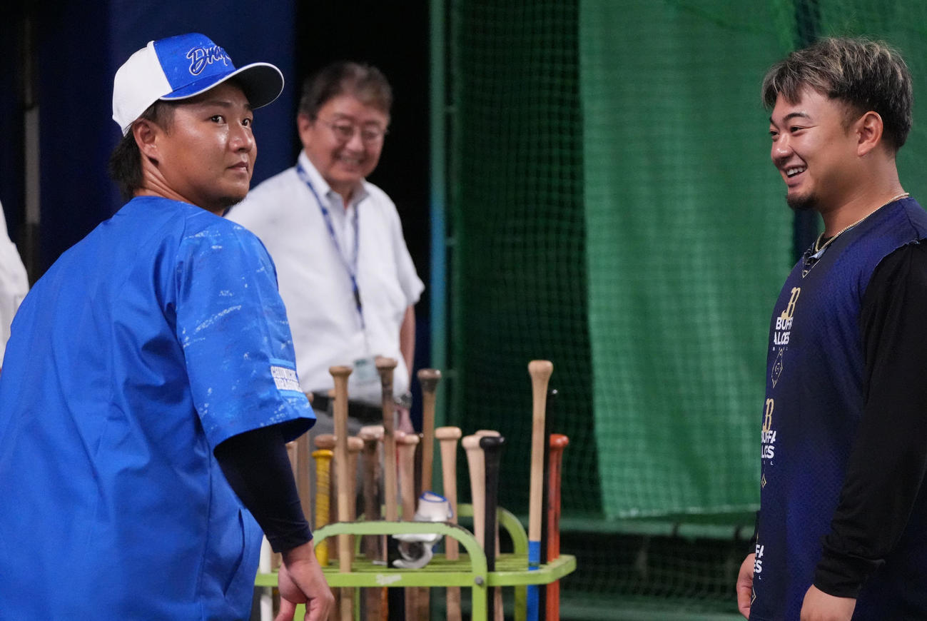 中日対オリックス　試合前、森（右）と言葉を交わす佐藤（撮影・森本幸一）