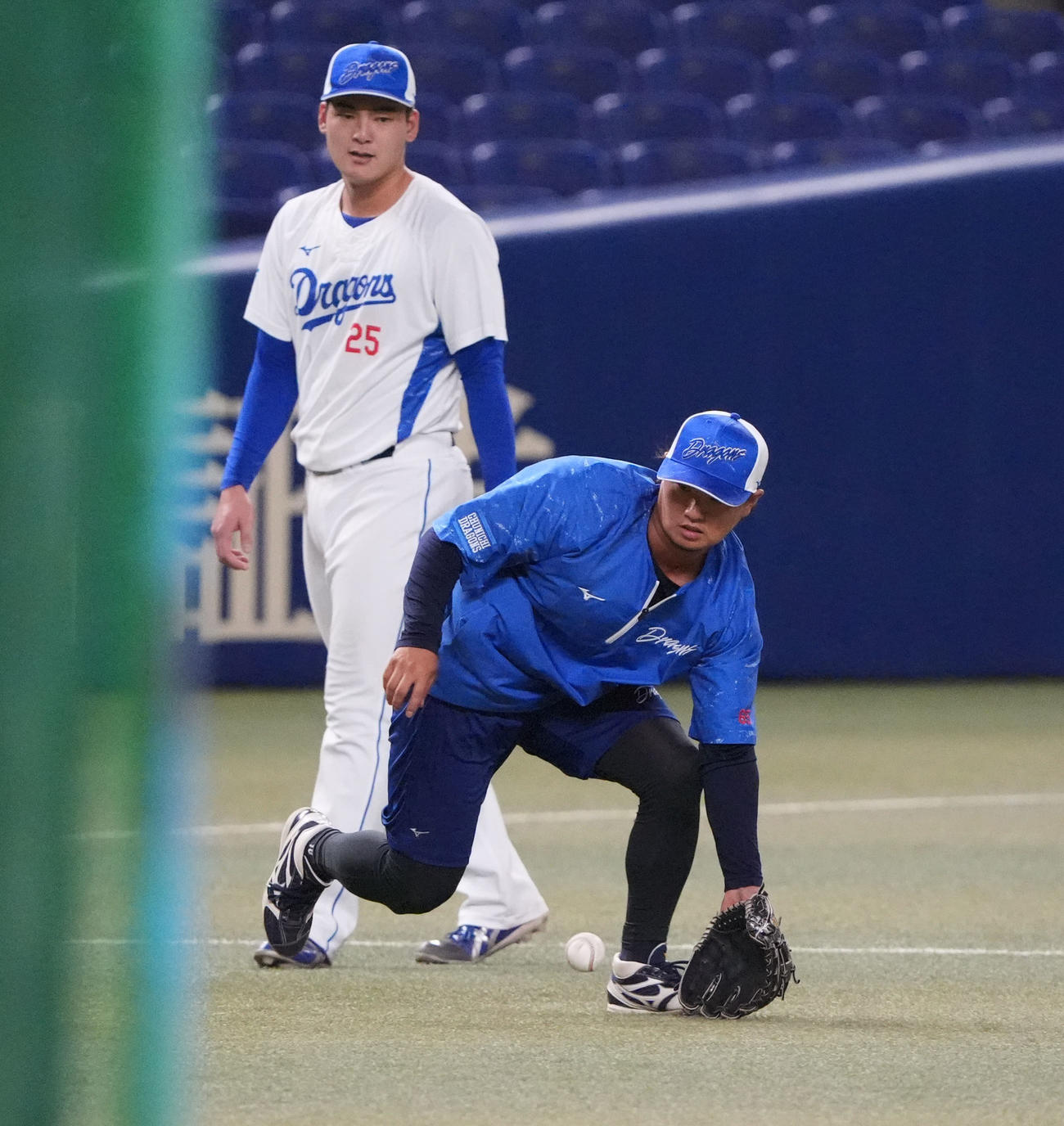 中日対オリックス　試合前、ノックを受ける佐藤（右）左は石川昂（撮影・森本幸一）