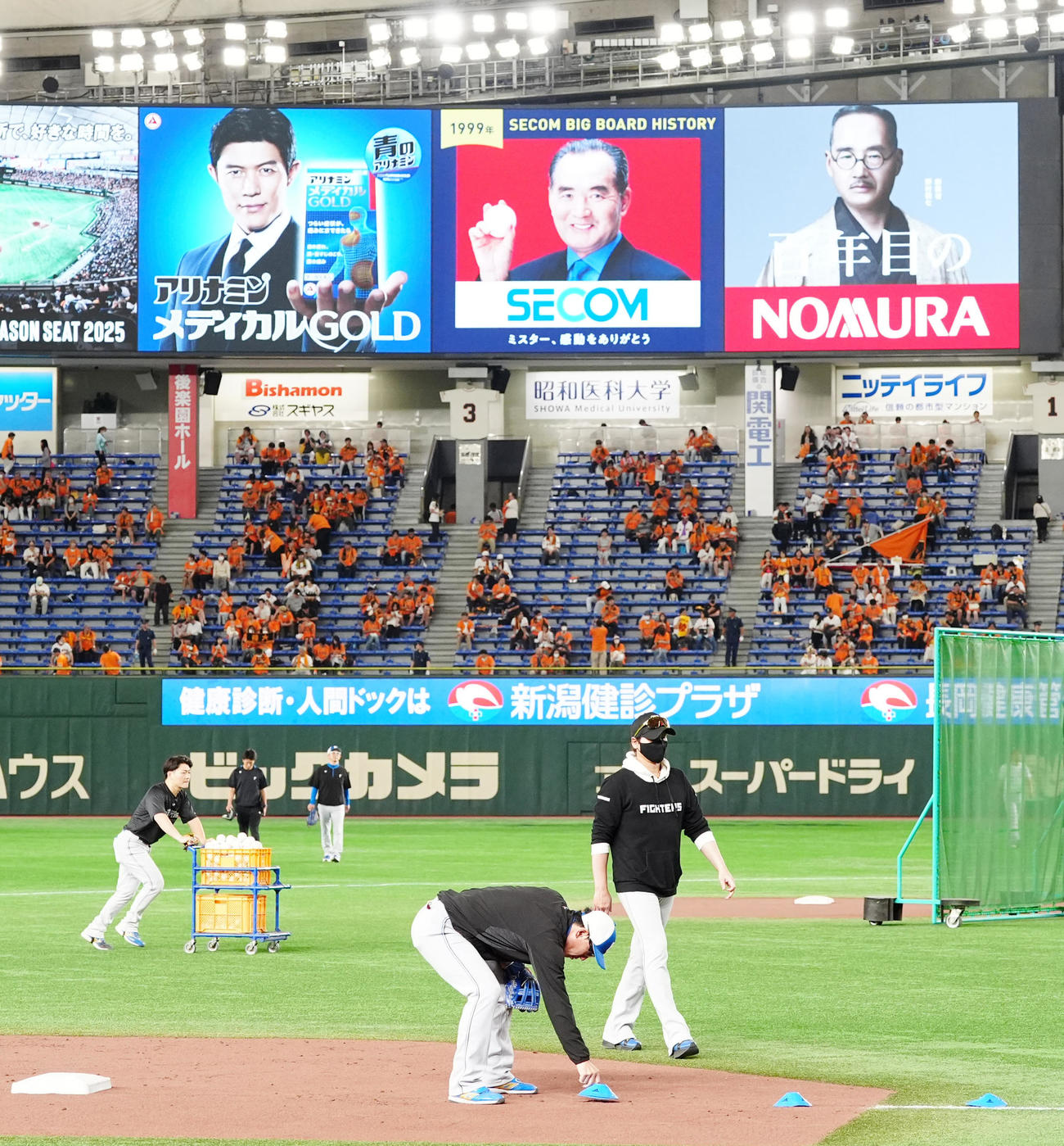 巨人対日本ハム　試合前練習が終わり、ベンチに引き揚げる日本ハム新庄監督（手前右）（撮影・江口和貴）