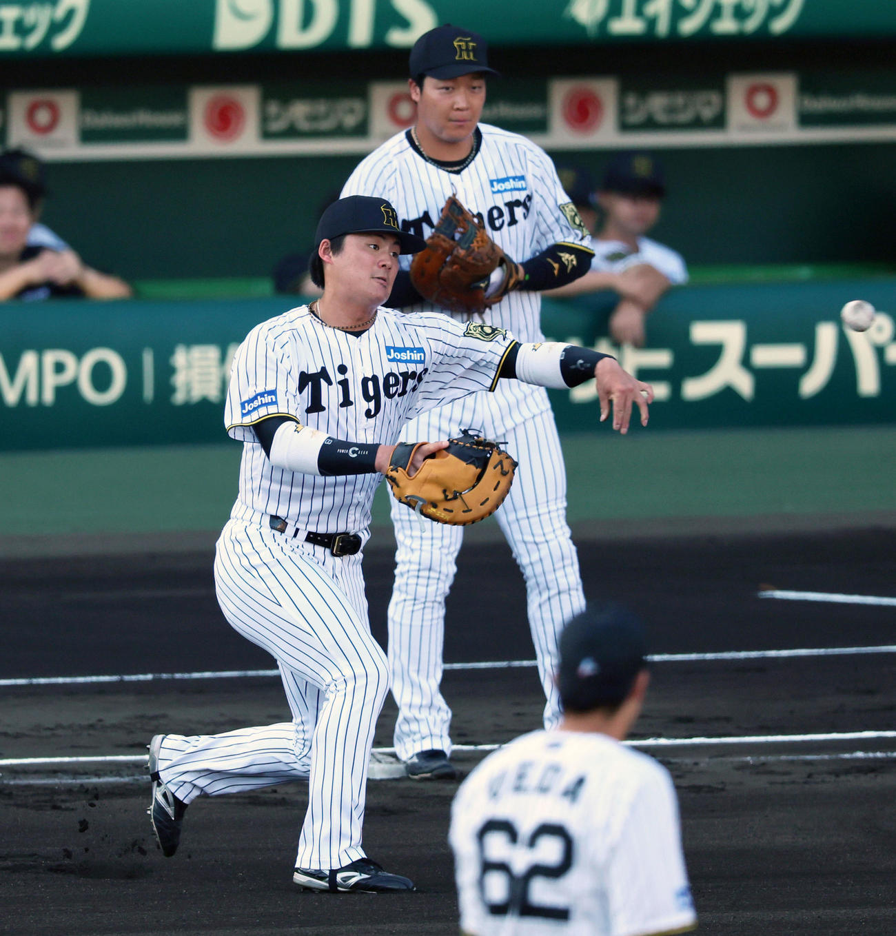 阪神対ロッテ　一塁でもシートノックを受ける前川。右は大山（撮影・加藤哉）