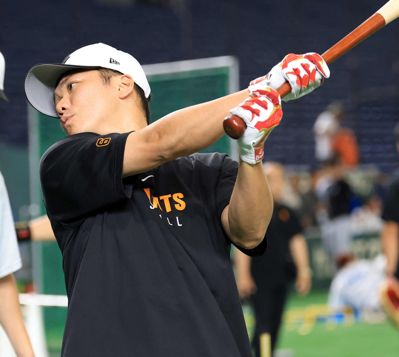 巨人対日本ハム　ティー打撃する巨人坂本（撮影・浅見桂子）