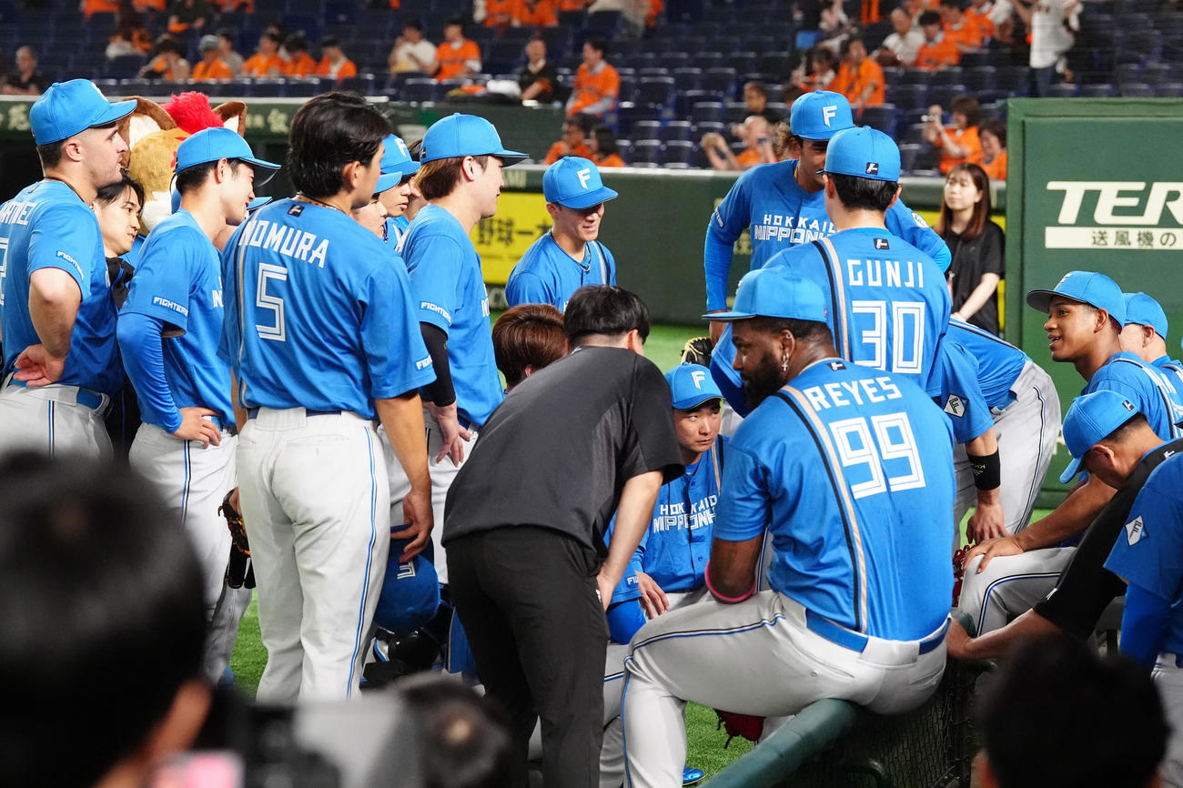 巨人対日本ハム　試合前の円陣で声出しする日本ハム万波（右端）（撮影・江口和貴）