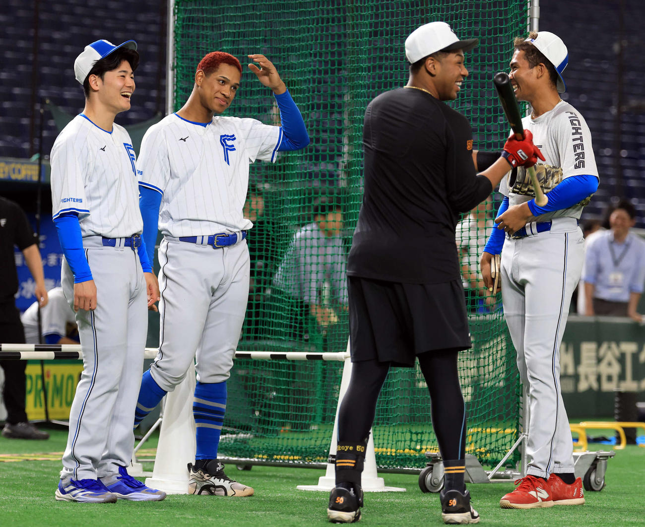 巨人対日本ハム　試合前、巨人オコエ（手前）と談笑する日本ハム清宮幸（左）、万波（奥）、水谷（撮影・浅見桂子）