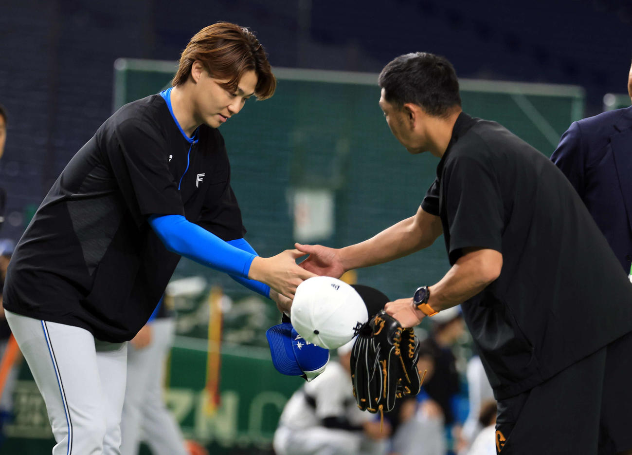 巨人対日本ハム　試合前、巨人阿部監督（右）と握手する日本ハム山崎（撮影・浅見桂子）
