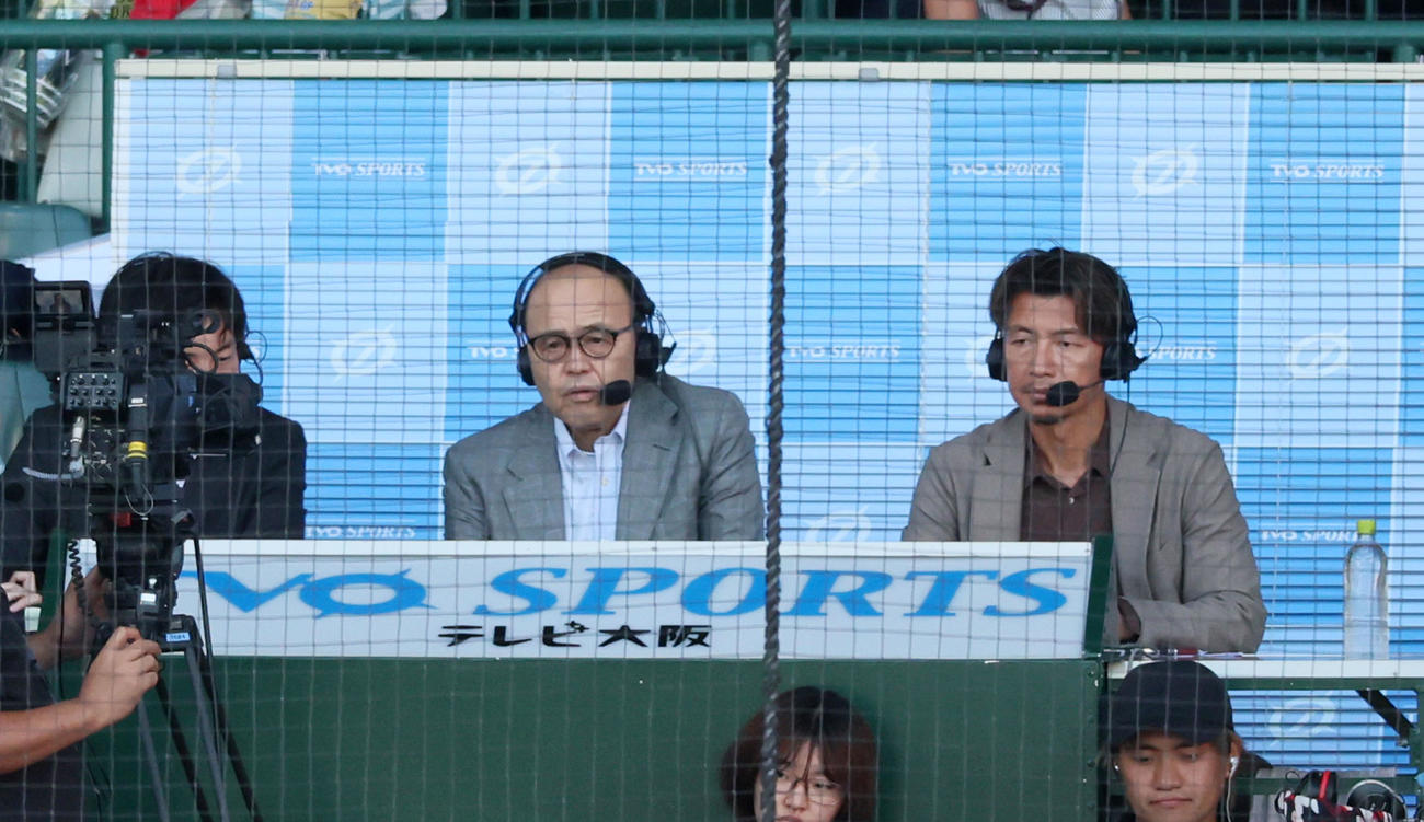 阪神対ロッテ　テレビ中継の解説を行う岡田オーナー付顧問（左）と鳥谷氏（撮影・加藤哉）