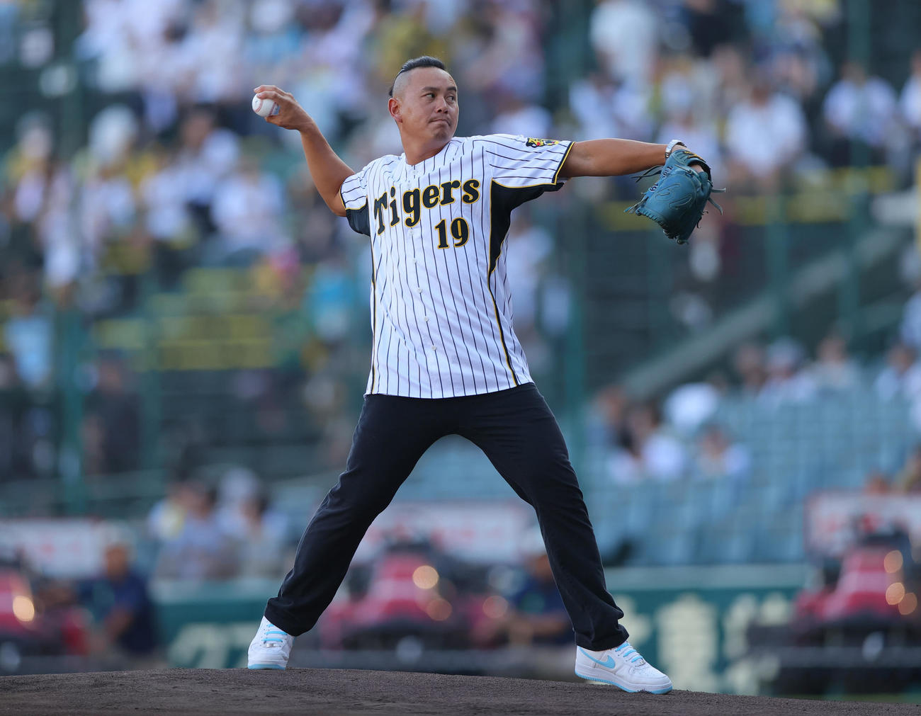 阪神対ロッテ　ファーストピッチで投球する阪神OB蕭一傑（撮影・上山淳一）