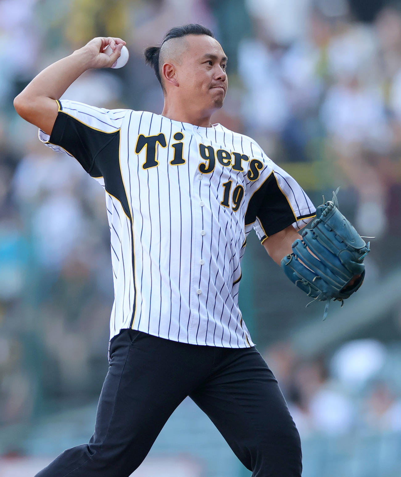 阪神対ロッテ　ファーストピッチで投球する阪神OB蕭一傑（撮影・上山淳一）