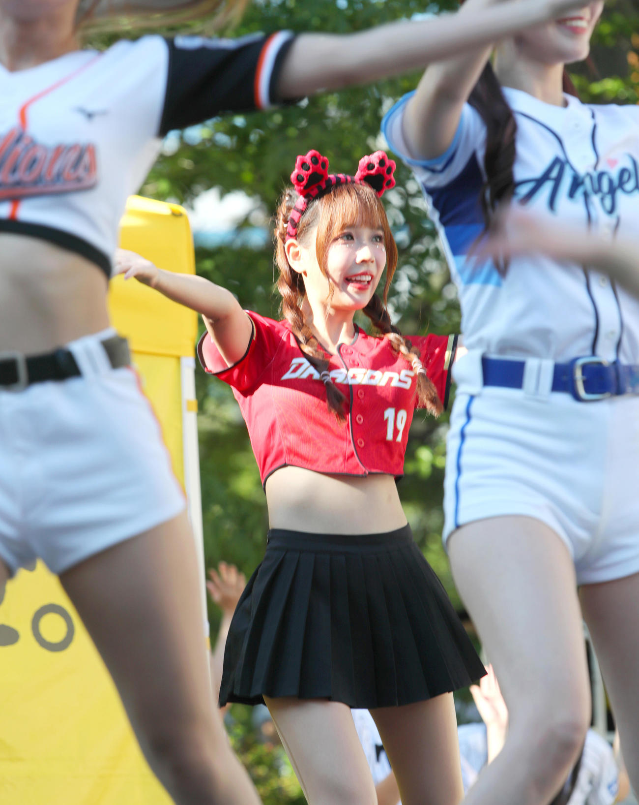 阪神対ロッテ　甲子園球場外周でファンらを盛り上げる台湾プロ野球チアガール・味全ドラゴンズ蘿拉（ローラ）（撮影・上山淳一）