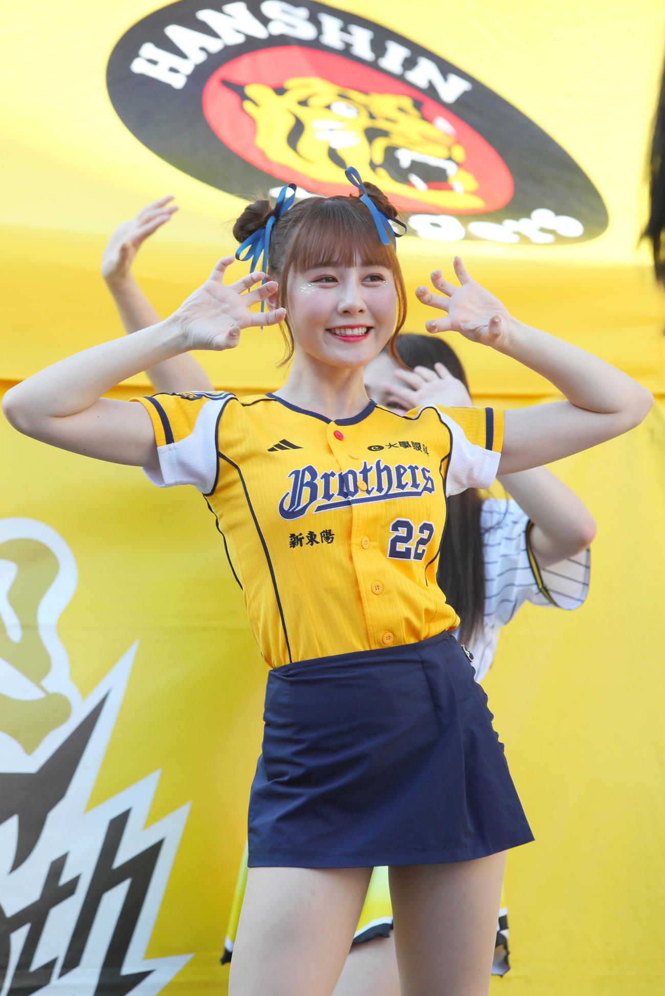 阪神対ロッテ　甲子園球場外周でファンらを盛り上げる台湾プロ野球チアガール・中信兄弟〓（田ヘンに句の口が二）二（ユンアー）（撮影・上山淳一）