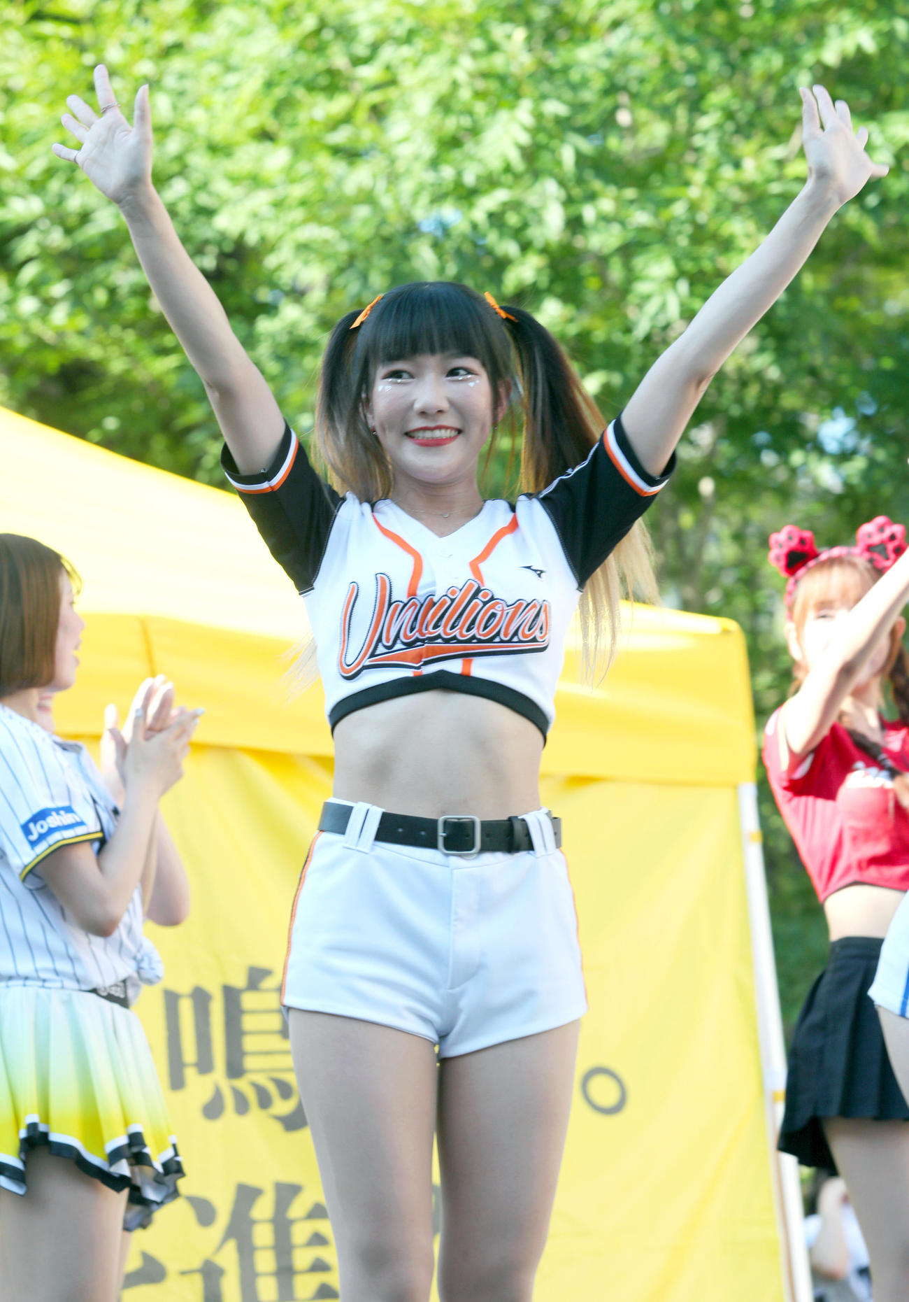 阪神対ロッテ　甲子園球場外周でファンらを盛り上げる台湾プロ野球チアガール・統一ライオンズYovia（ヨヴィア）（撮影・上山淳一）