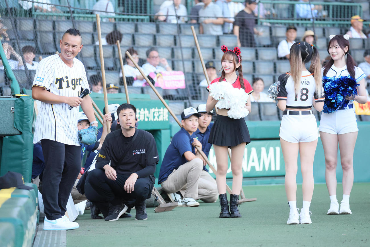 阪神対ロッテ　ファーストピッチセレモニーに登場した元阪神の蕭一傑（撮影・宮崎幸一）