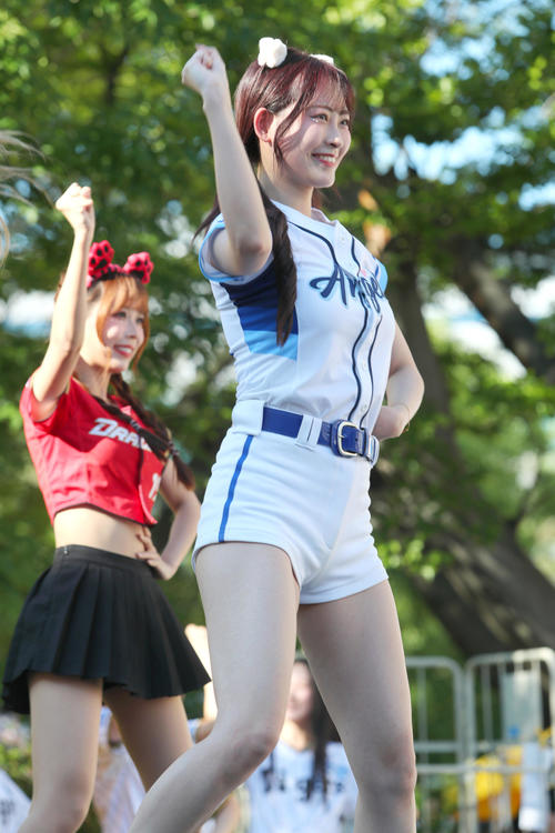阪神対ロッテ　甲子園球場外周でファンらを盛り上げる台湾プロ野球チアガール・富邦ガーディアンズJessy（ジェシー）（撮影・上山淳一）