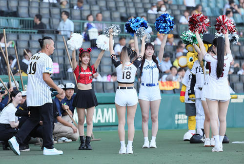 阪神対ロッテ　ファーストピッチセレモニーに登場した元阪神の蕭一傑（撮影・宮崎幸一）