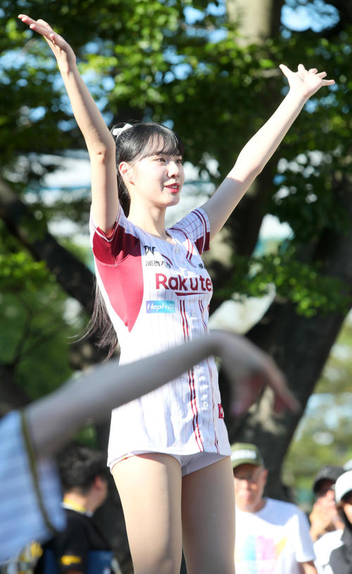 阪神対ロッテ　甲子園球場外周でファンらを盛り上げる台湾プロ野球チアガール・楽天モンキーズ宋宋(ソンソン)（撮影・上山淳一）