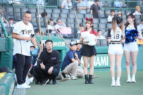 阪神対ロッテ　ファーストピッチセレモニーに登場した元阪神の蕭一傑（撮影・宮崎幸一）