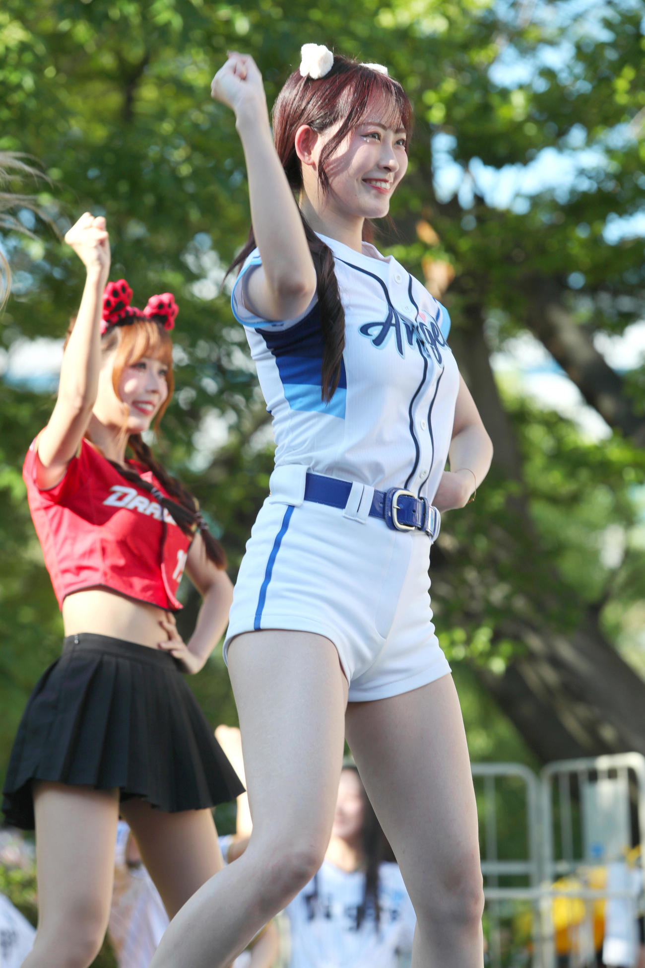 阪神対ロッテ　甲子園球場外周でファンらを盛り上げる台湾プロ野球チアガール（撮影・上山淳一）