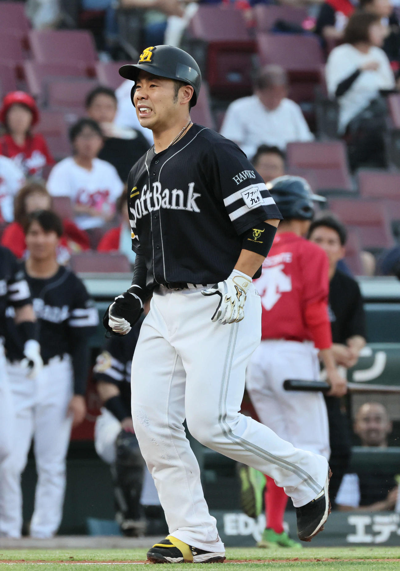 広島対ソフトバンク　1回表ソフトバンク2死二塁、先制左越え2点本塁打を放った近藤は痛そうにダイヤモンドを一周（撮影・加藤孝規）