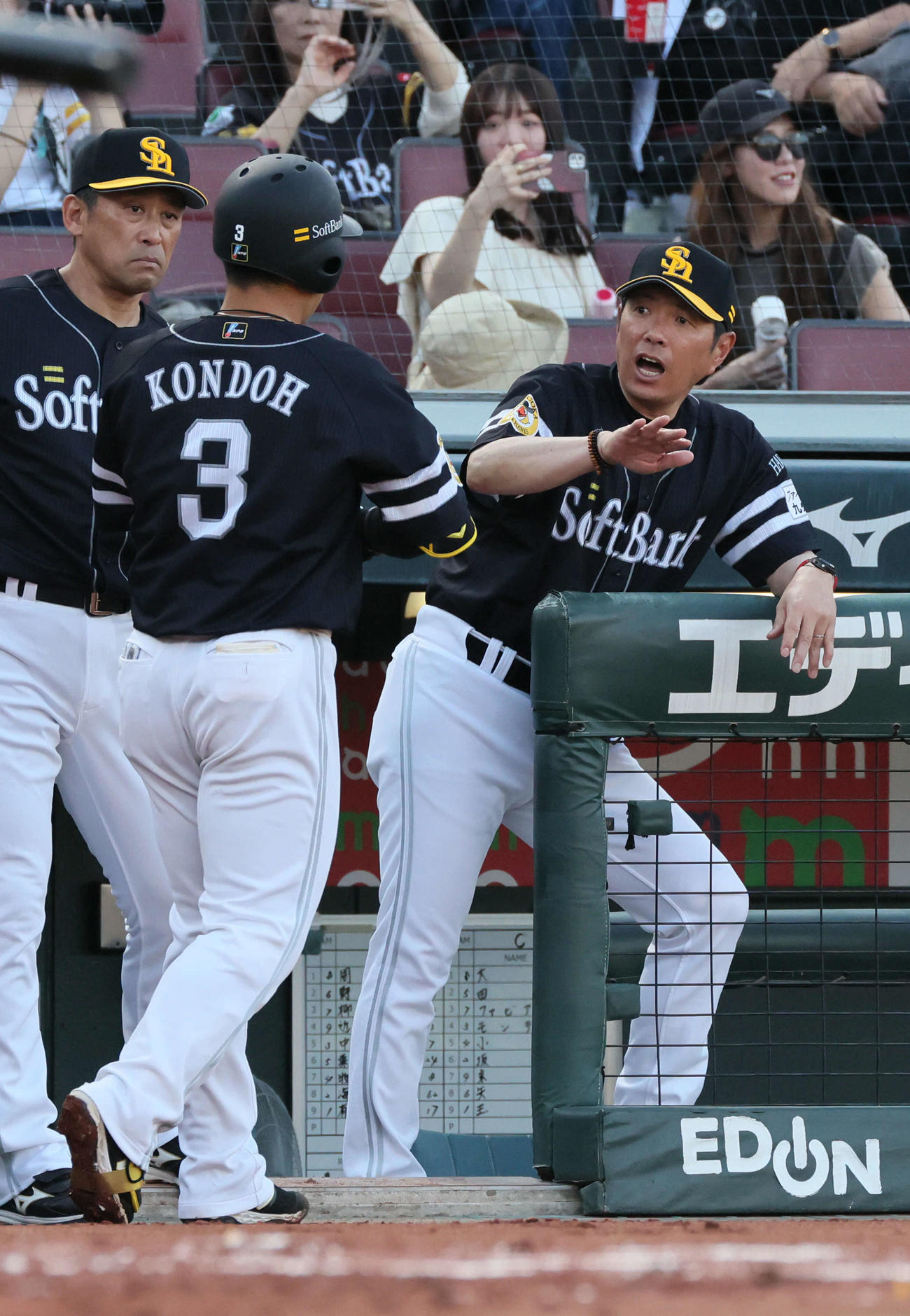 広島対ソフトバンク　1回表ソフトバンク2死二塁、先制左越え2点本塁打を放った近藤を迎える小久保監督（右）（撮影・加藤孝規）