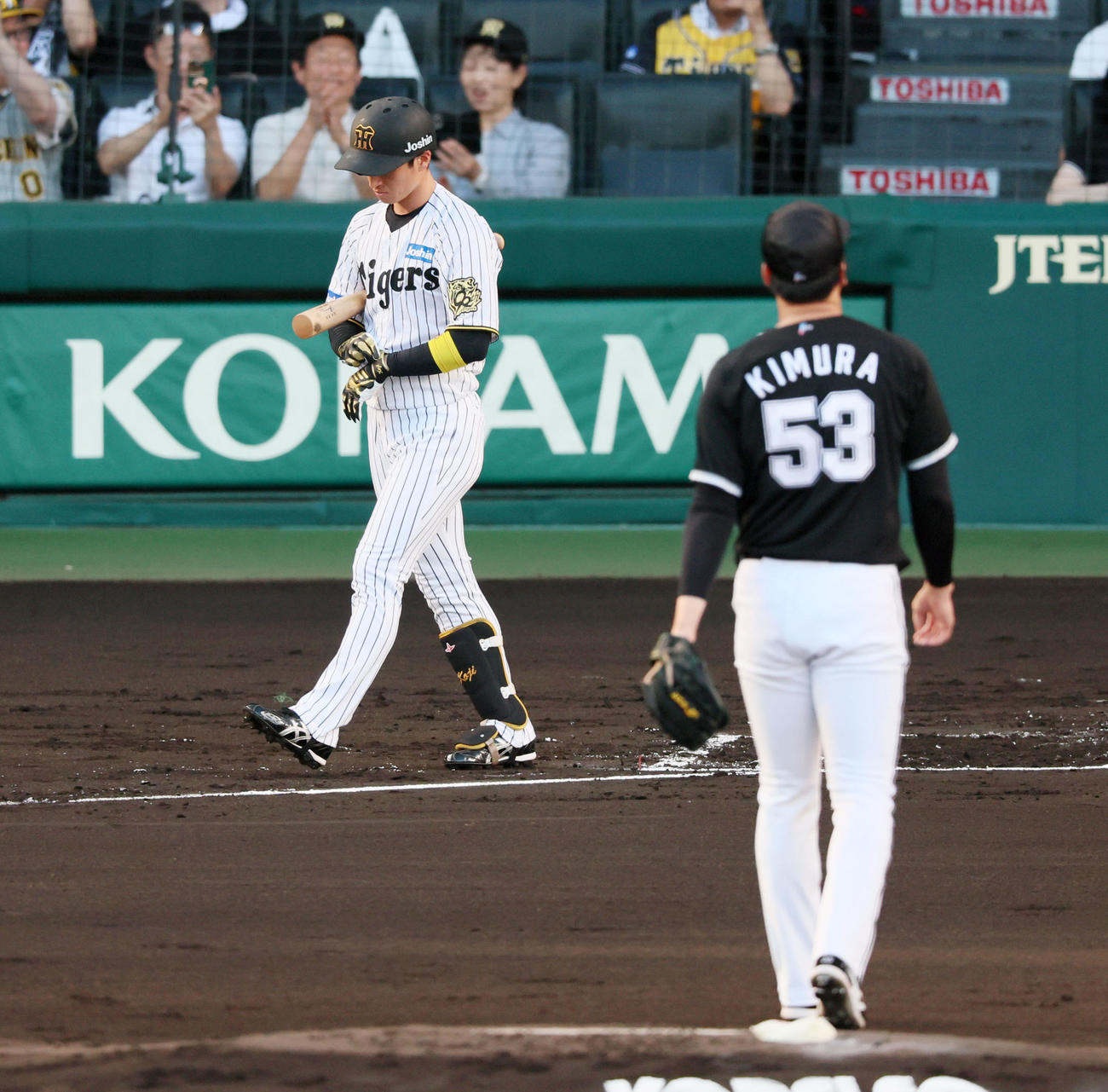 阪神対ロッテ　1回裏阪神無死、四球を選ぶ近本。投手木村（撮影・加藤哉）