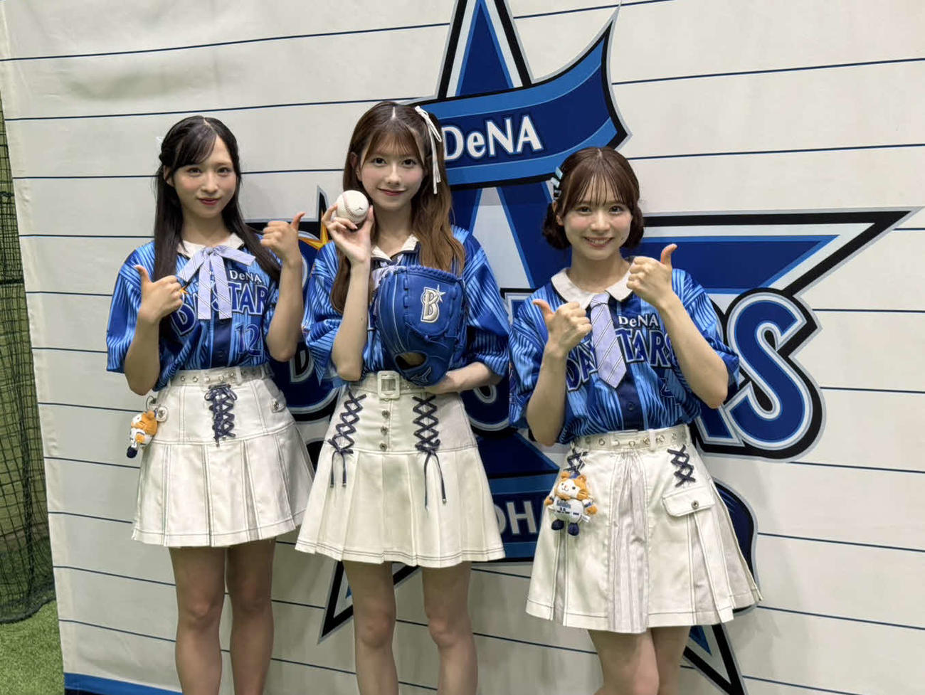 スペシャルゲストとして横浜スタジアムに来場したAKB48の左から小栗、千葉、倉野尾（撮影・小早川宗一郎）