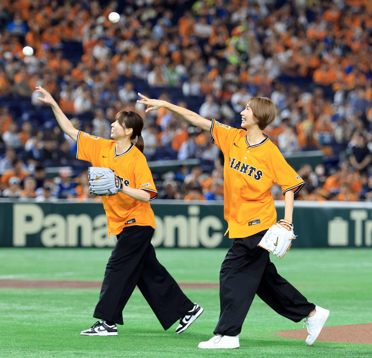 巨人対日本ハム　ファーストピッチを務めた女子バレーボール元日本代表の石井優希さん（右）と新鍋理沙さん（撮影・浅見桂子）