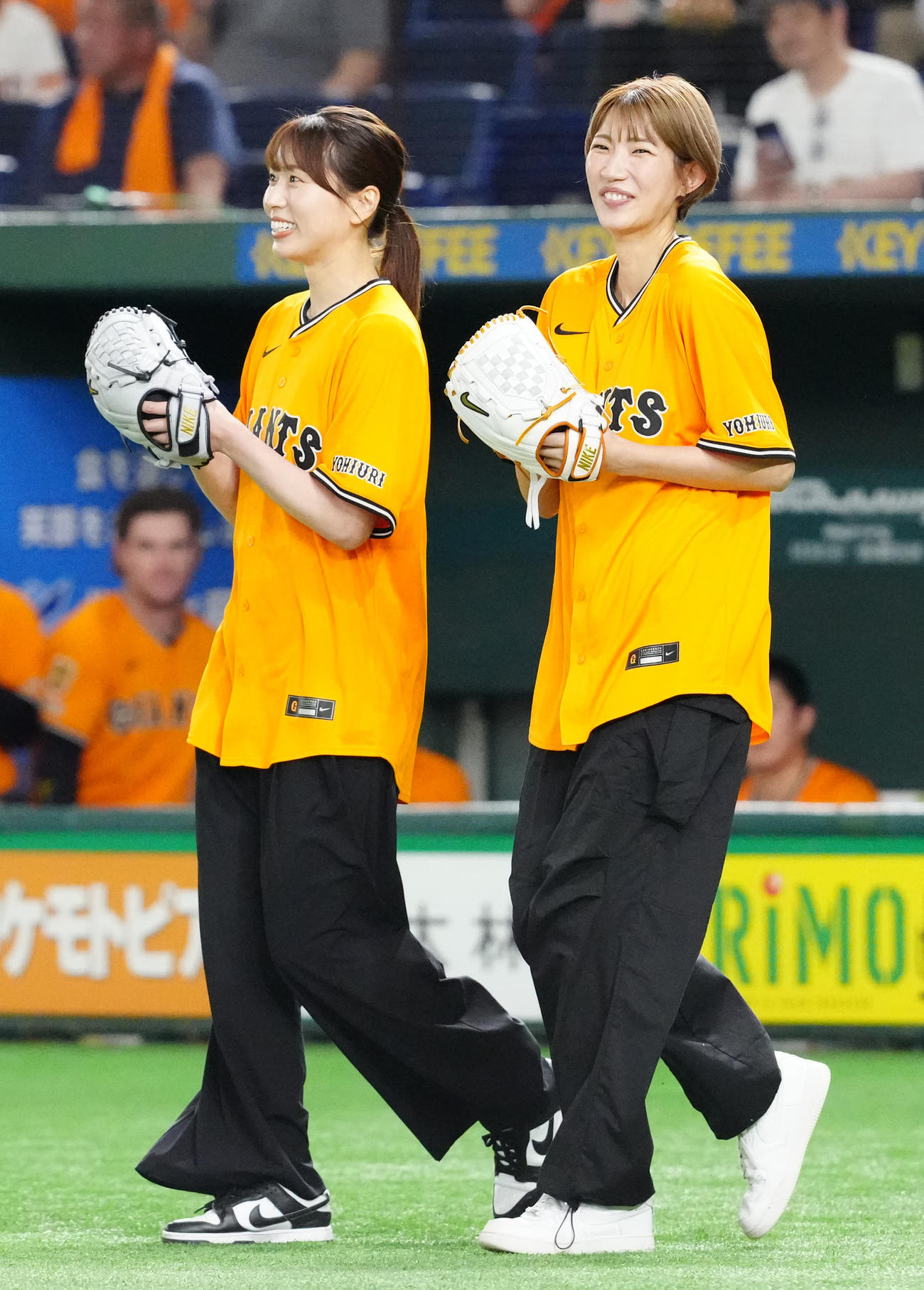 巨人対日本ハム　試合前、ファーストピッチセレモニーに臨む女子バレーボール元日本代表の新鍋理沙さん（左）と石井優希さん（撮影・江口和貴）