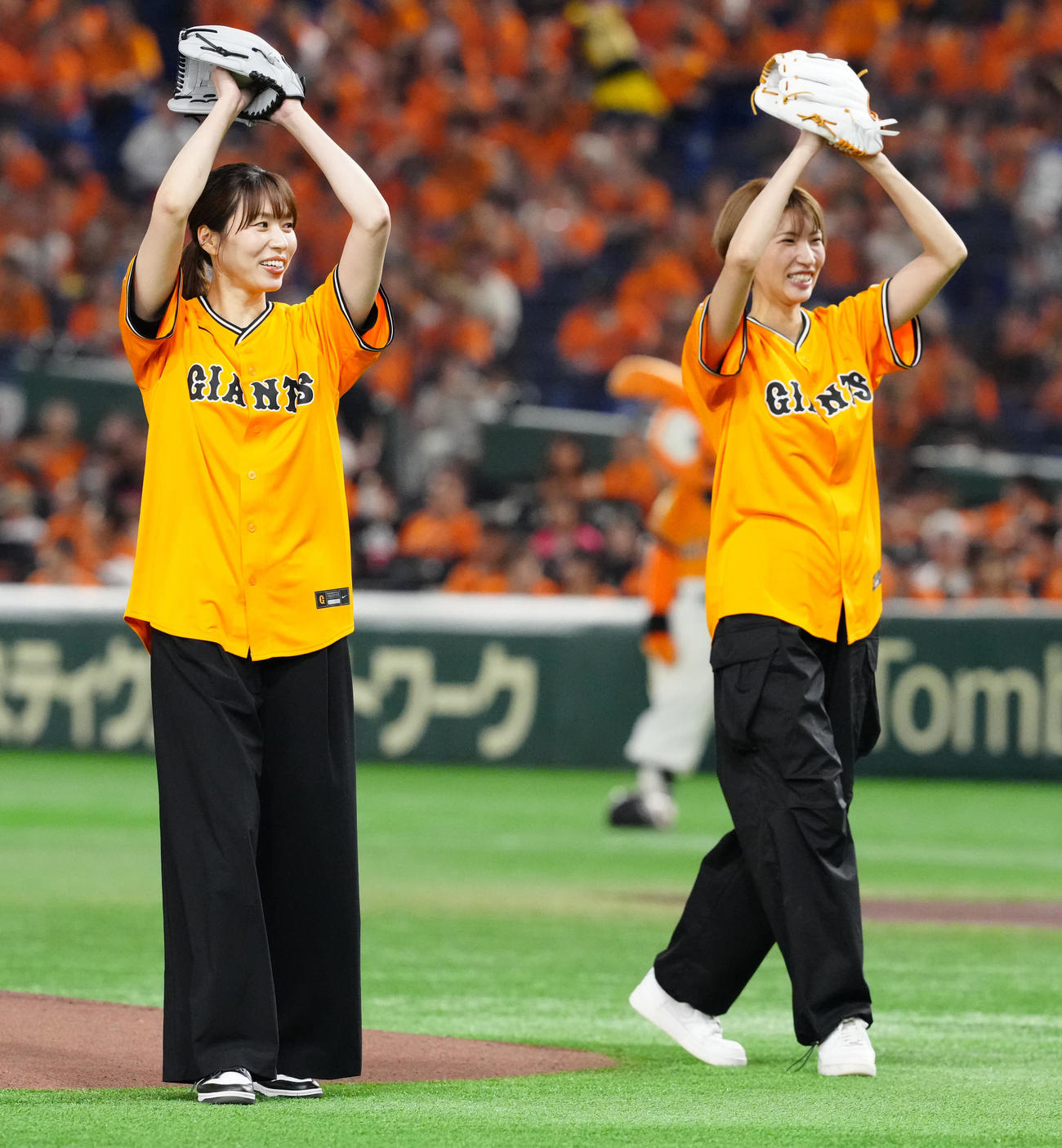 巨人対日本ハム　試合前、ファーストピッチセレモニーに臨む女子バレーボール元日本代表の新鍋理沙さん（左）と石井優希さん（撮影・江口和貴）