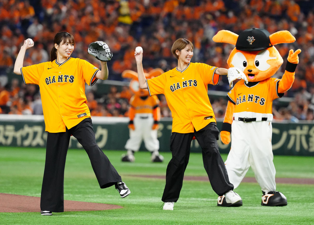 巨人対日本ハム　試合前、ファーストピッチセレモニーに臨む女子バレーボール元日本代表の新鍋理沙さん（左）と石井優希さん（撮影・江口和貴）