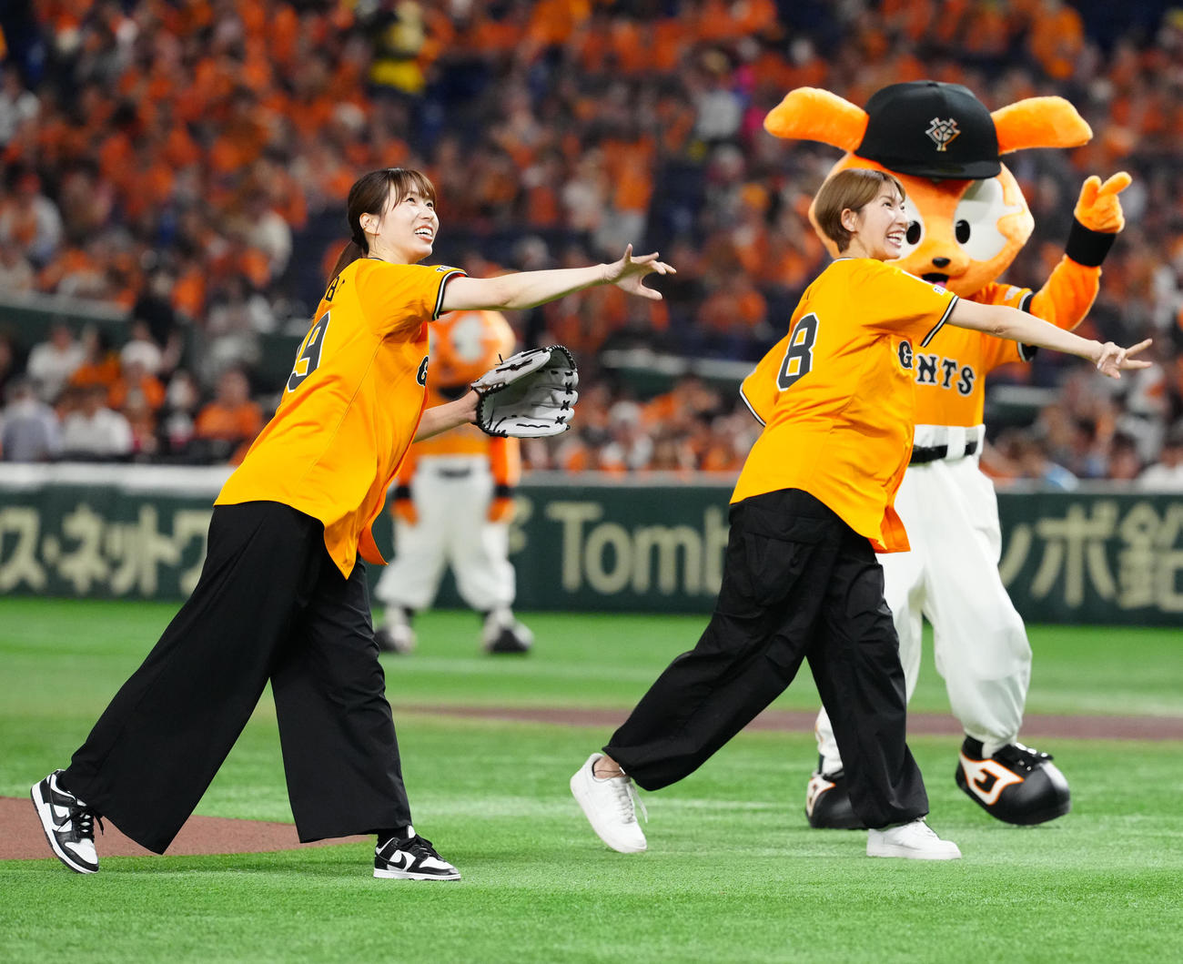巨人対日本ハム　試合前、ファーストピッチセレモニーに臨む女子バレーボール元日本代表の新鍋理沙さん（左）と石井優希さん（撮影・江口和貴）