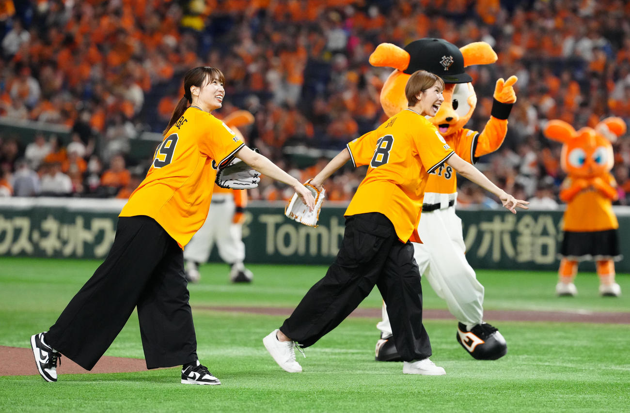 巨人対日本ハム　試合前、ファーストピッチセレモニーに臨む女子バレーボール元日本代表の新鍋理沙さん（左）と石井優希さん（撮影・江口和貴）
