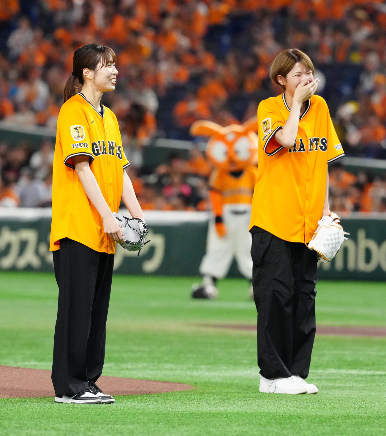 巨人対日本ハム　試合前、ファーストピッチセレモニーに臨んだ女子バレーボール元日本代表の新鍋理沙さん（左）と石井優希さん（撮影・江口和貴）