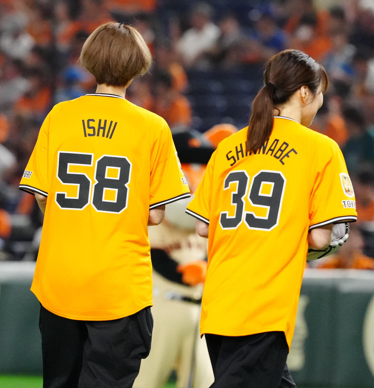 巨人対日本ハム　試合前、ファーストピッチセレモニーに臨んだ女子バレーボール元日本代表の新鍋理沙さん（右）と石井優希さん（撮影・江口和貴）