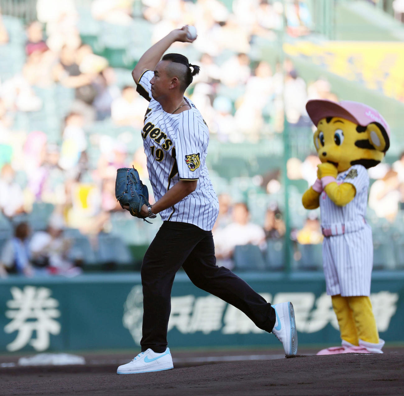 阪神対ロッテ　ファーストピッチセレモニーに登場した元阪神の蕭一傑（撮影・宮崎幸一）