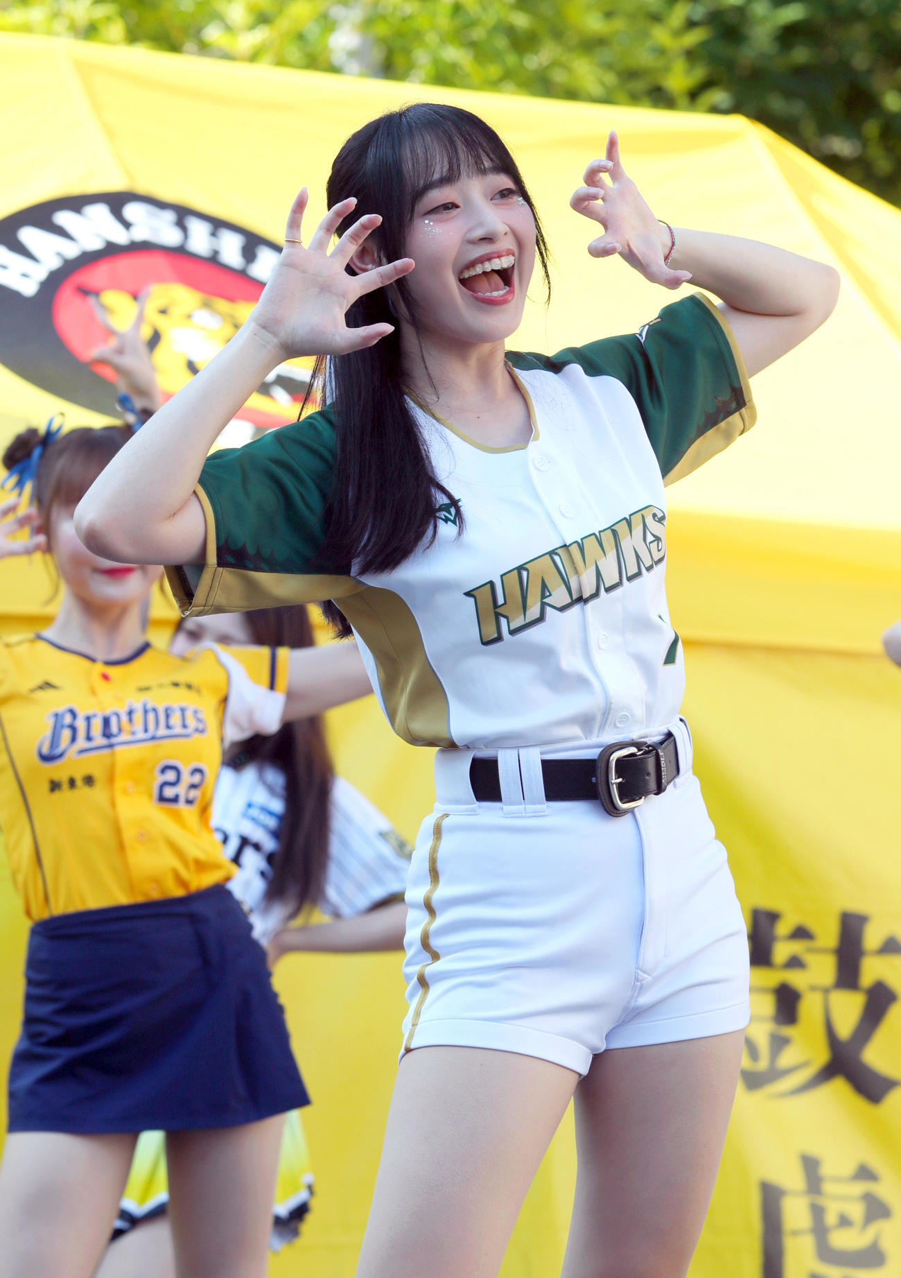 阪神対ロッテ　甲子園球場外周でファンらを盛り上げる台湾プロ野球チアガール・台鋼ホークス昆昆(クンクン)（撮影・上山淳一）