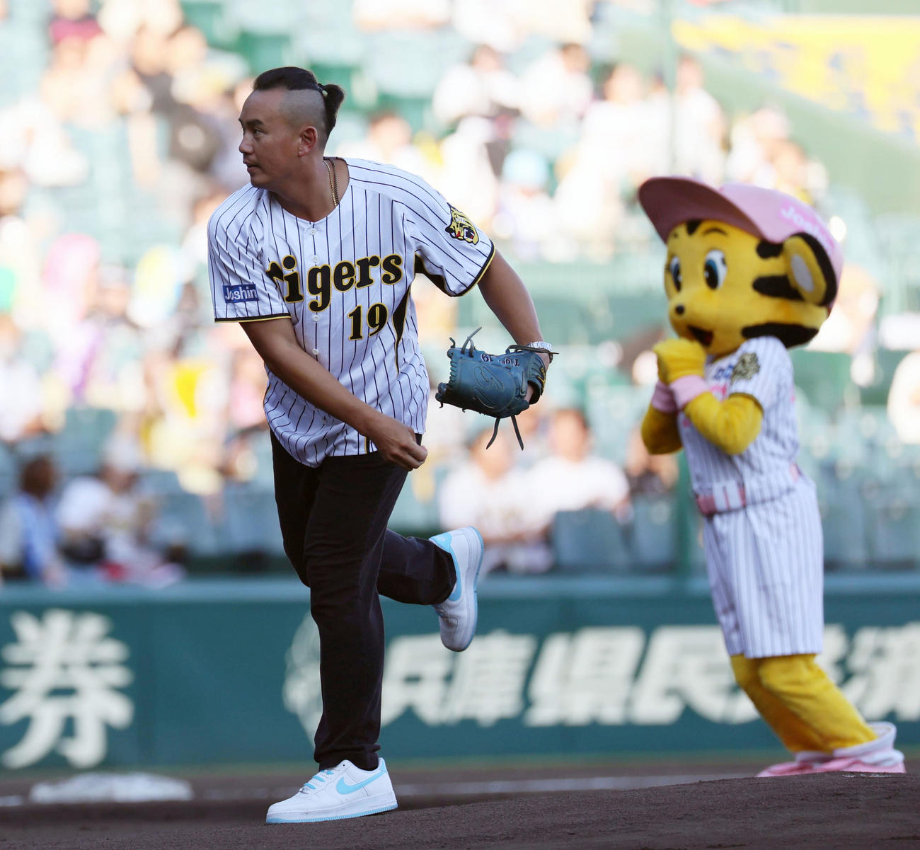 阪神対ロッテ　ファーストピッチセレモニーに登場した元阪神の蕭一傑（撮影・宮崎幸一）