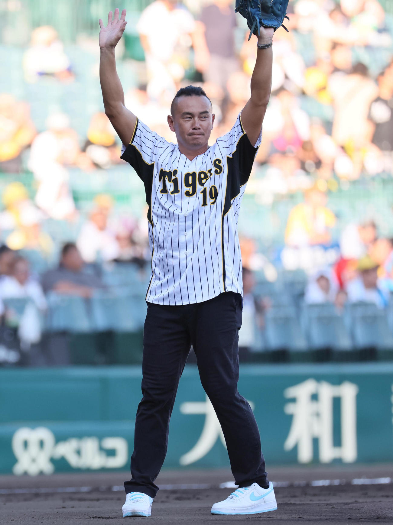 阪神対ロッテ　ファーストピッチセレモニーに登場した元阪神の蕭一傑（撮影・宮崎幸一）