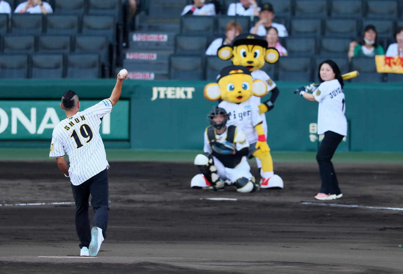 阪神対ロッテ　ファーストピッチを行う蕭一傑氏（撮影・加藤哉）
