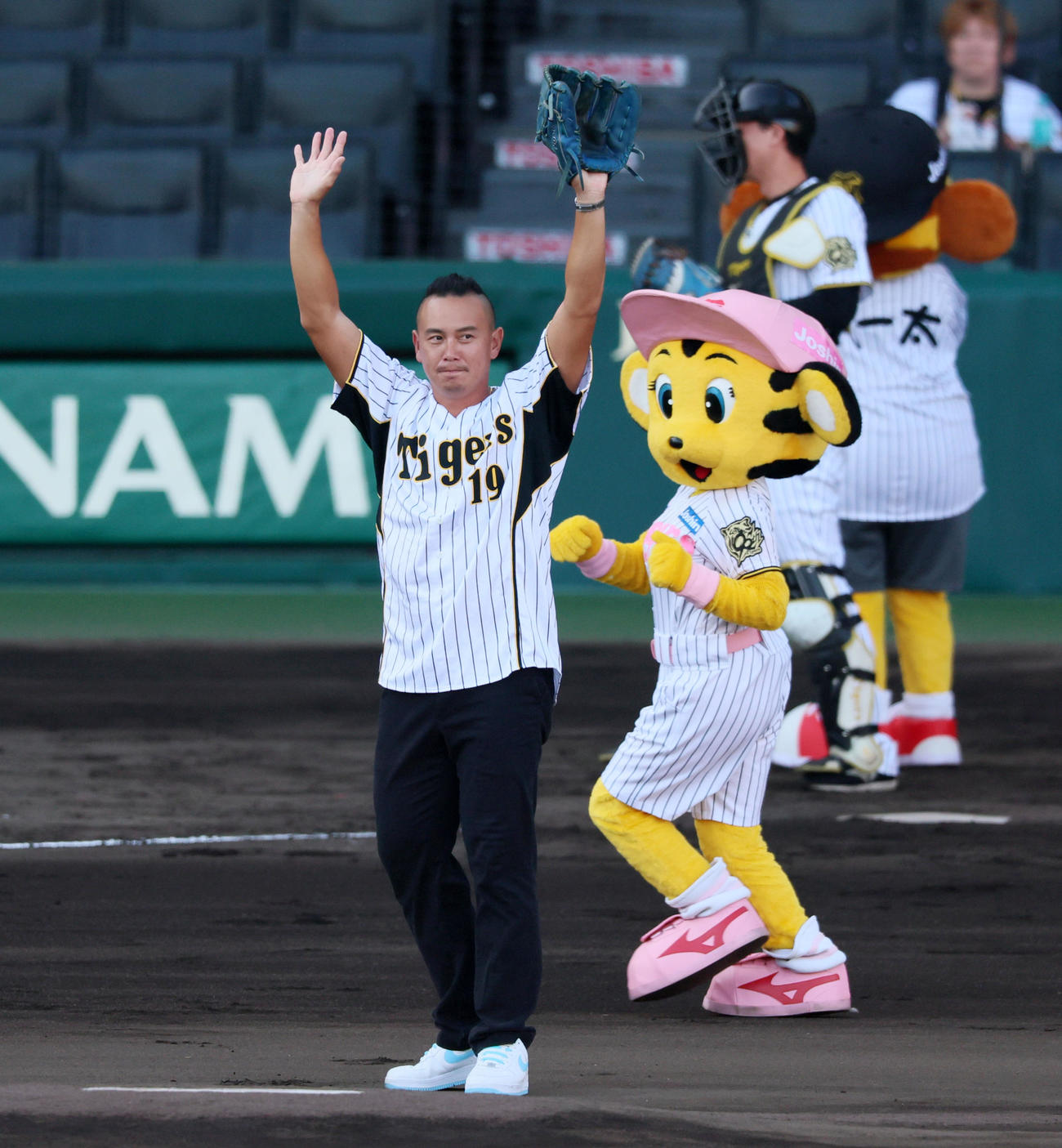 阪神対ロッテ　ファーストピッチを行う蕭一傑氏（撮影・加藤哉）