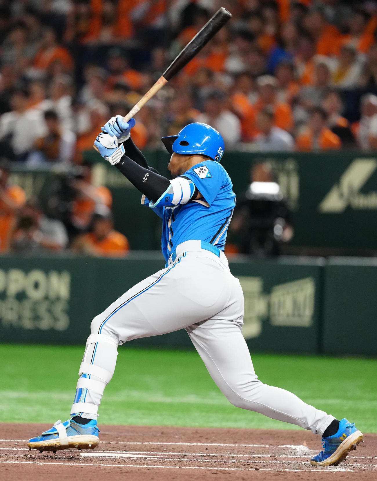 巨人対日本ハム　2回表日本ハム無死一塁、先制2点本塁打を放つ万波（撮影・江口和貴）