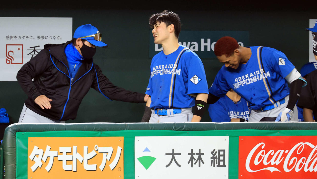 巨人対日本ハム　2回表日本ハム無死一塁、万波（右）が2点本塁打を放ちハイタッチで迎える新庄監督（撮影・浅見桂子）