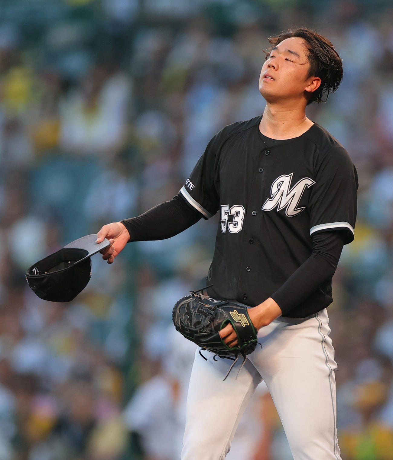 阪神対ロッテ　3回裏阪神2死一塁、木村は森下に死球を当て帽子を取る（撮影・上山淳一）