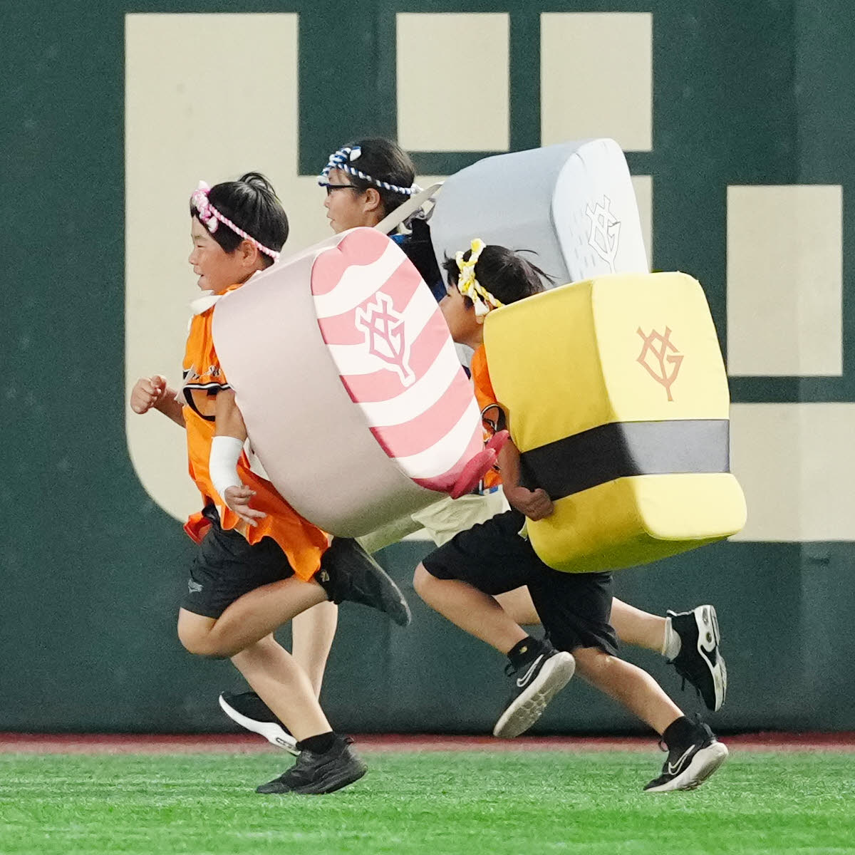 巨人対日本ハム　3回裏終了後のすしレースはコハダ（後方）が制す（撮影・江口和貴）