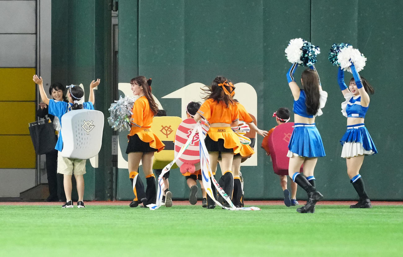 巨人対日本ハム　3回裏終了後のすしレースはコハダ（左端）が制す（撮影・江口和貴）