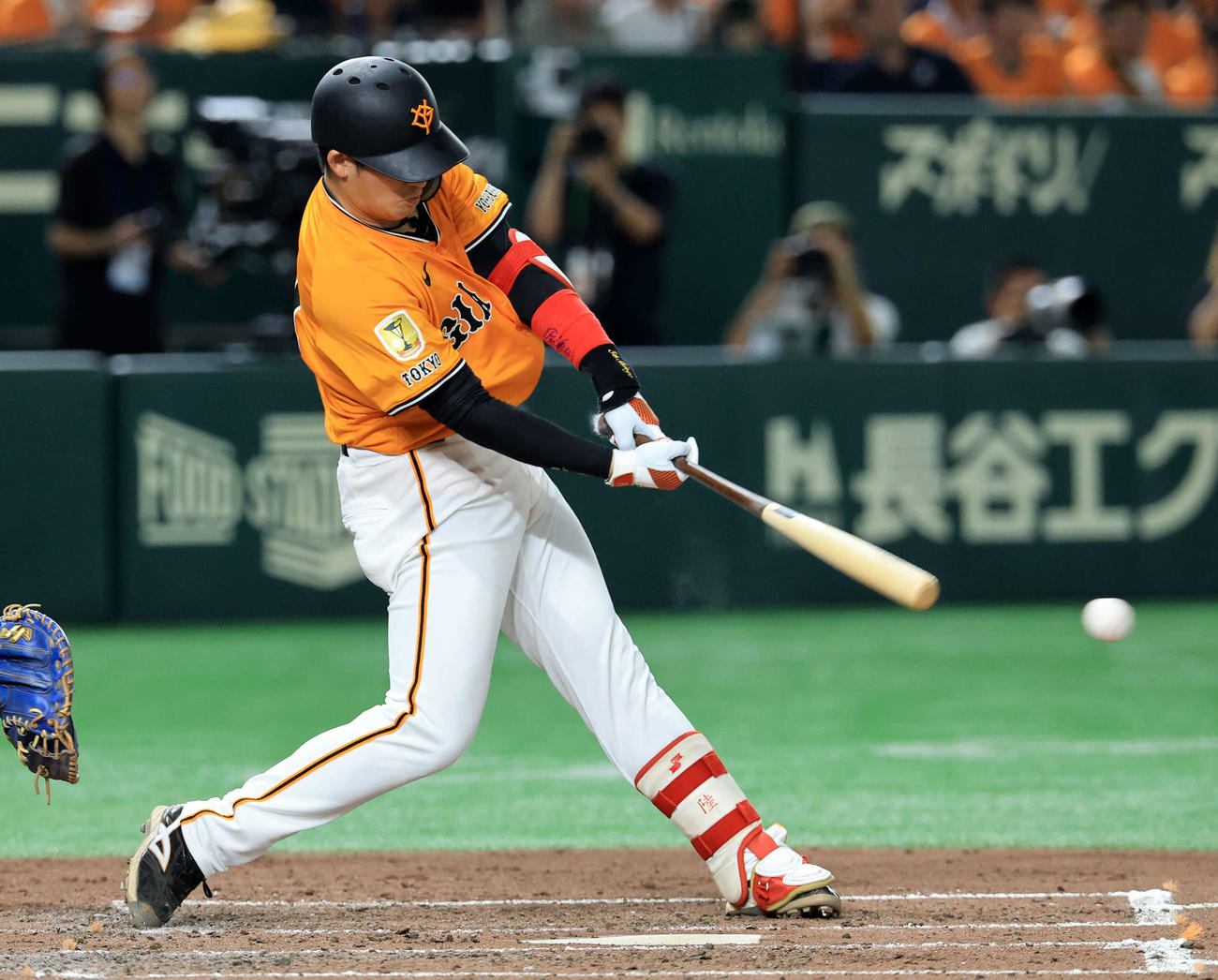 巨人対日本ハム　4回裏巨人2死一、二塁、増田陸は左適時打を放つ（撮影・浅見桂子）