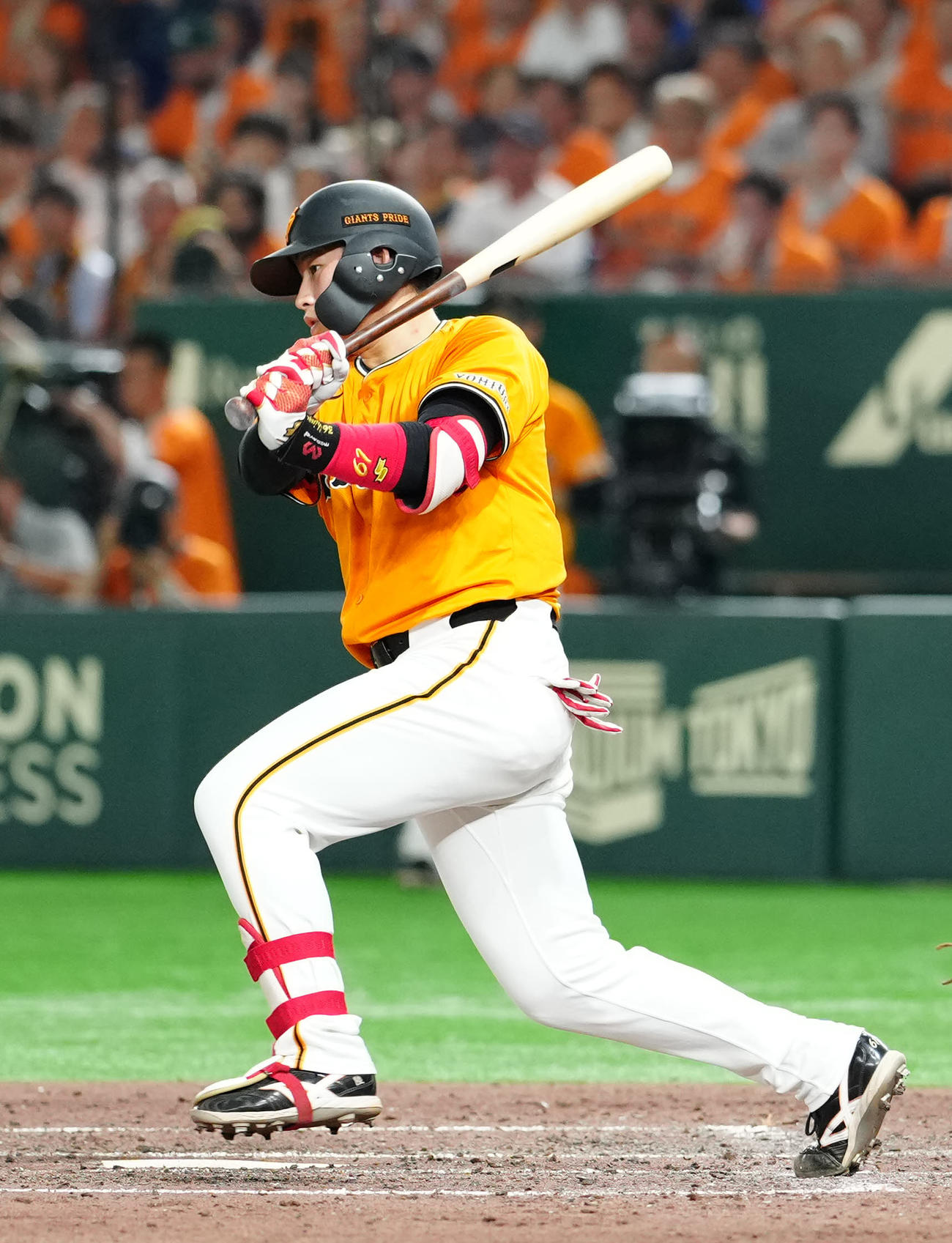 巨人対日本ハム　4回裏巨人2死一、二塁、適時打を放つ増田陸（撮影・江口和貴）