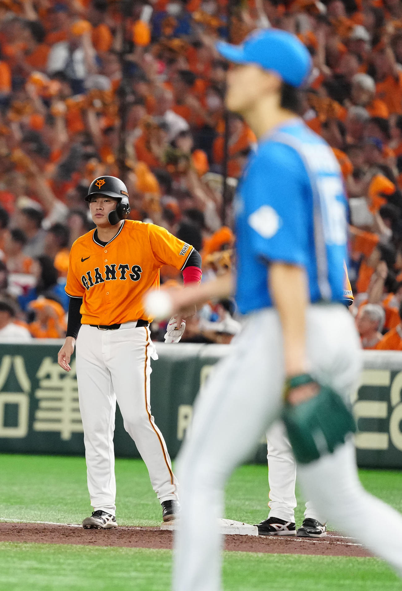 巨人対日本ハム　4回裏巨人2死一、二塁、適時打を放った増田陸（撮影・江口和貴）