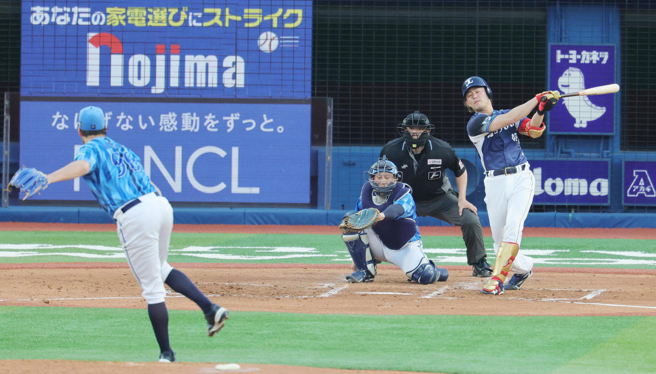 DeNA対西武　3回表西武無死、バウアーと対戦する今井（撮影・野上伸悟）