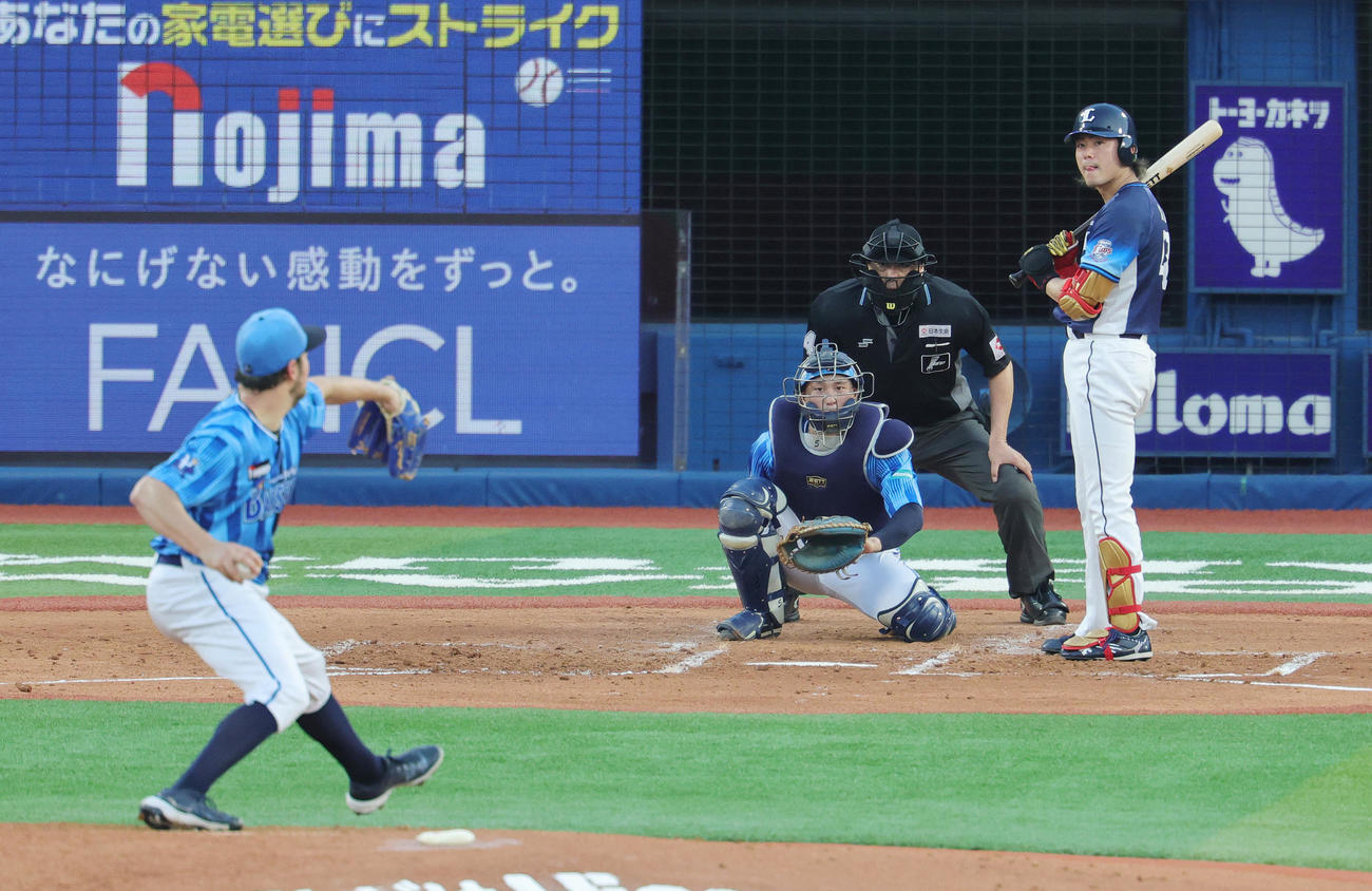 DeNA対西武　3回表西武無死、バウアーと対戦する今井（撮影・野上伸悟）
