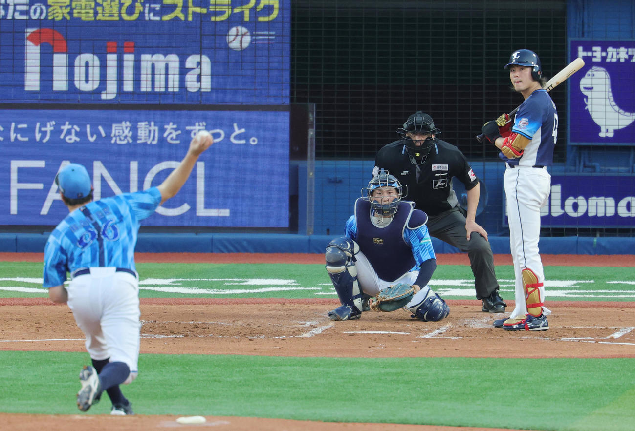 DeNA対西武　3回表西武無死、バウアーと対戦する今井（撮影・野上伸悟）