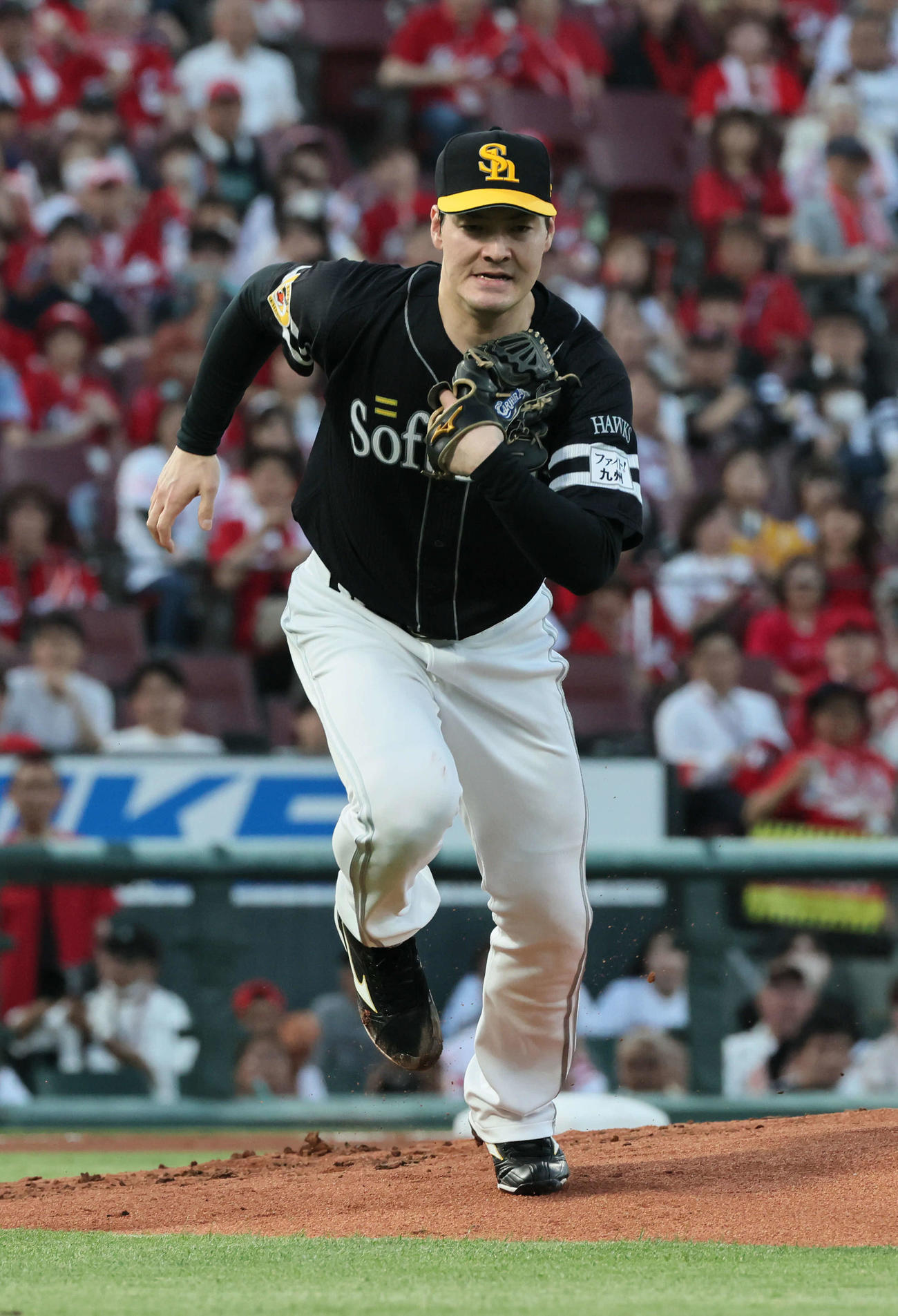 広島対ソフトバンク　3回裏広島無死一塁、矢野の内野ゴロで、一塁ベースカバーに向かうソフトバンク先発の有原（撮影・加藤孝規）